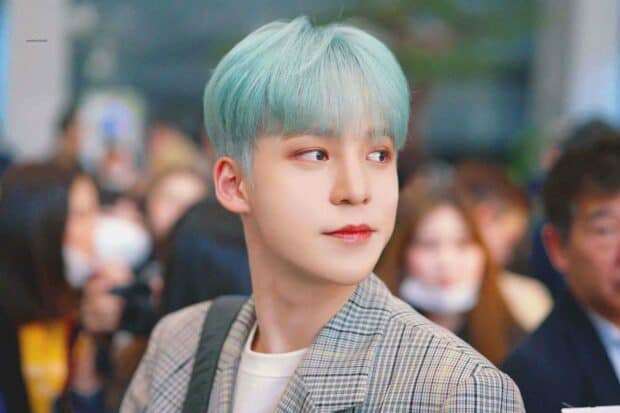 A close up of Jeong Yun Ho looking sideways in a crowd, HD Desktop Wallpaper