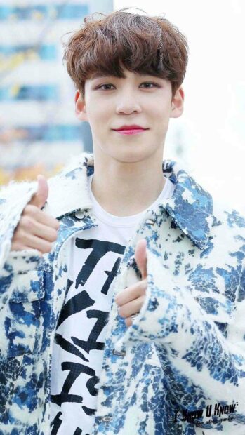 Jeong Yun Ho is wearing a blue and white patterned jacket showing thumbs up with a friendly smile, HD Phone Wallpaper