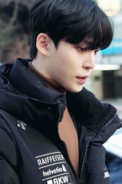 A close up portrait of Jeong Yun Ho wearing a black jacket and looking thoughtfully to the side, HD Mobile Wallpaper