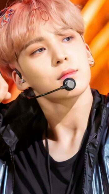 A close up portrait of Jeong Yun Ho wearing a headset microphone, HD Mobile Wallpaper