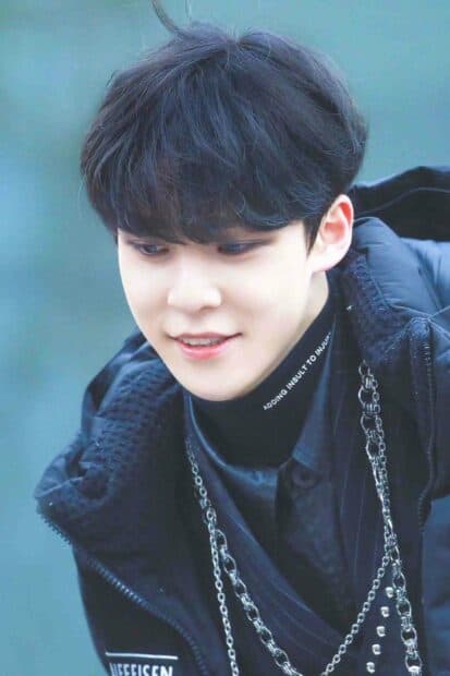 A close up portrait of Jeong Yun Ho smiling gently in a black jacket, HD Mobile Wallpaper