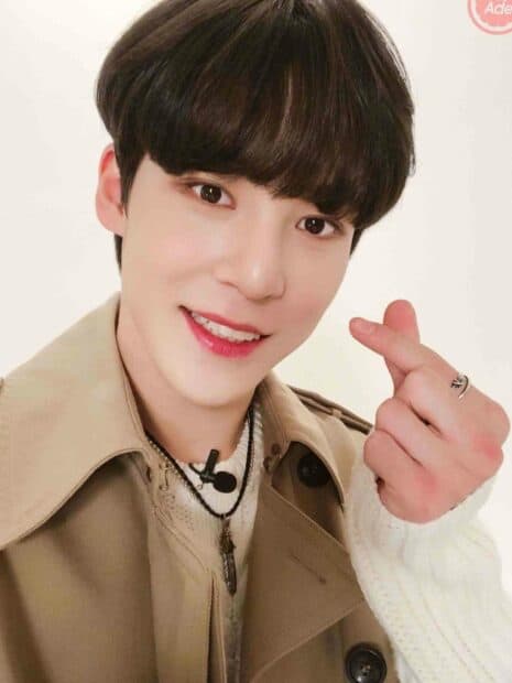 A close up portrait of Jeong Yun Ho smiling and making a finger heart gesture, HD Phone Wallpaper