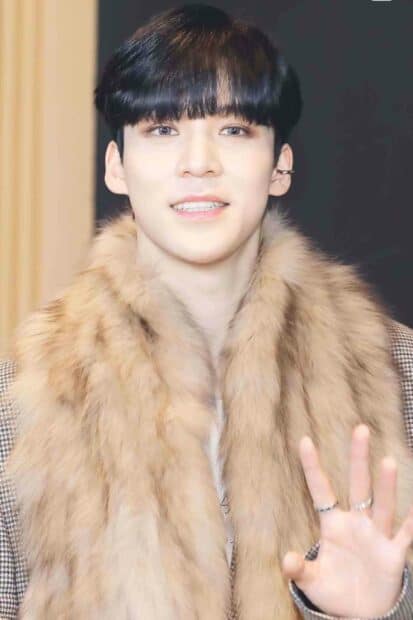 Jeong Yun Ho smiling and wearing a fur collar coat while raising his hand, HD Mobile Wallpaper