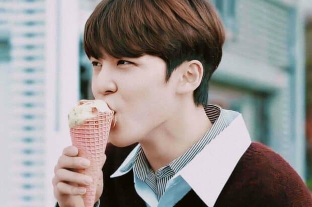 Jeong Yun Ho is enjoying a pink ice cream cone outdoors, HD Desktop Wallpaper