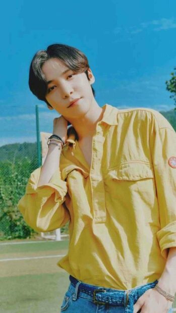 Jeong Yun Ho wears a yellow shirt posing outdoors under a clear blue sky, HD Mobile Wallpaper