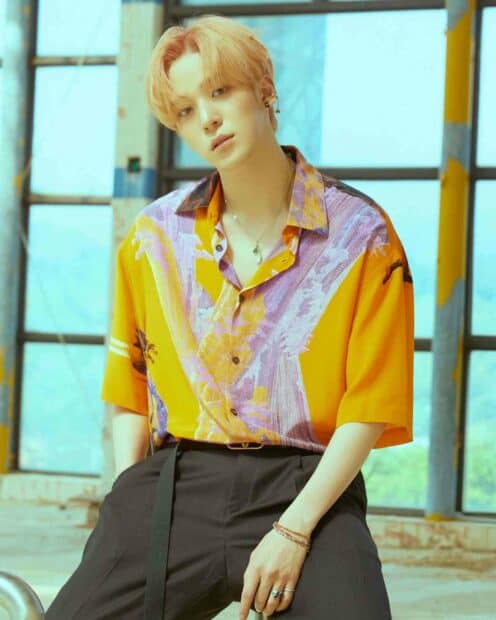 Jeong Yun Ho is posing indoors wearing a vibrant patterned shirt and black pants, HD Mobile Wallpaper