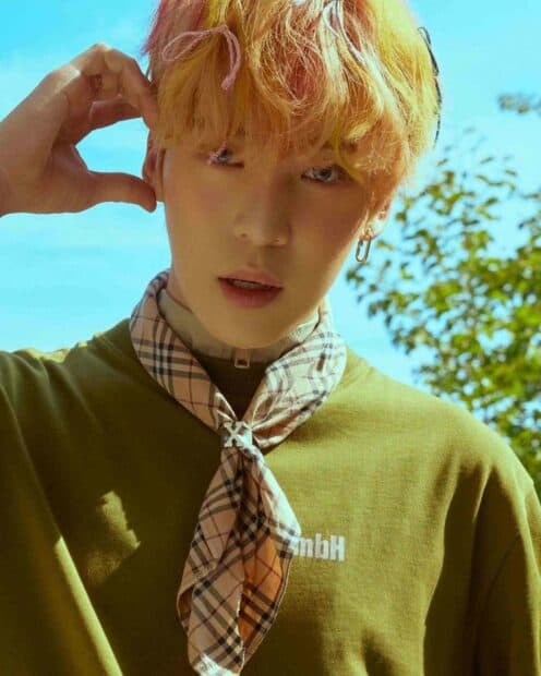 Jeong Yun Ho is posing outdoors wearing a green sweater and patterned scarf with bright hair, HD Mobile Wallpaper