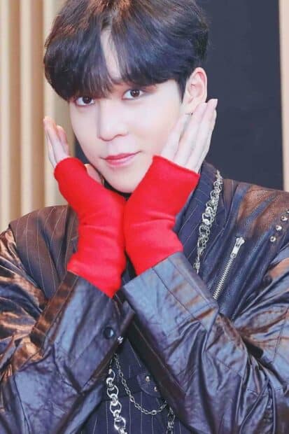 Jeong Yun Ho is posing with his hands near his face wearing red gloves and a stylish jacket, HD Phone Wallpaper
