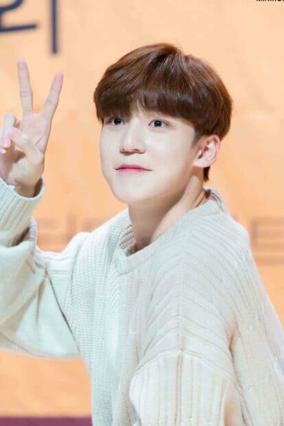 Jeong Yun Ho smiles gently while showing a peace sign with his hand, HD Mobile Wallpaper