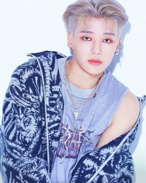 Jeong Yun Ho poses wearing layered necklaces and a patterned jacket, HD Mobile Wallpaper