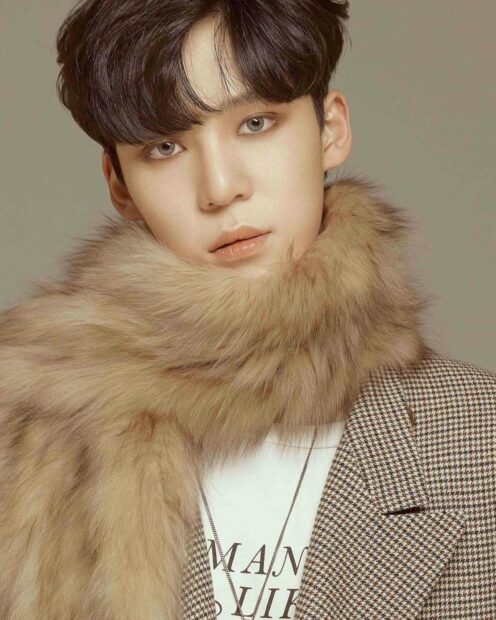 Jeong Yun Ho wears a fur collar and checkered coat in this close up portrait, HD Mobile Wallpaper