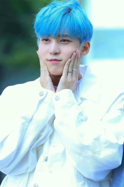 Jeong Yun Ho with bright blue hair touching his face gently, HD Phone Wallpaper