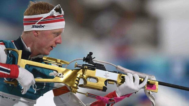 Johannes Thingnes aiming his biathlon rifle during the competition, 2K Desktop Wallpaper