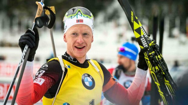 Johannes Thingnes is holding his skis and smiling after a competition, 2K Desktop Wallpaper