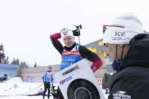 Johannes Thingnes is adjusting after his shooting in a snowy biathlon race, 2K Desktop Wallpaper