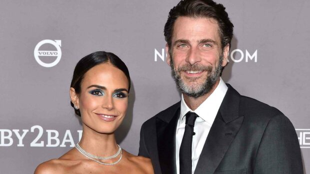 Jordana Brewster is smiling while attending a formal event with a man in a black suit, 2K Desktop Wallpaper