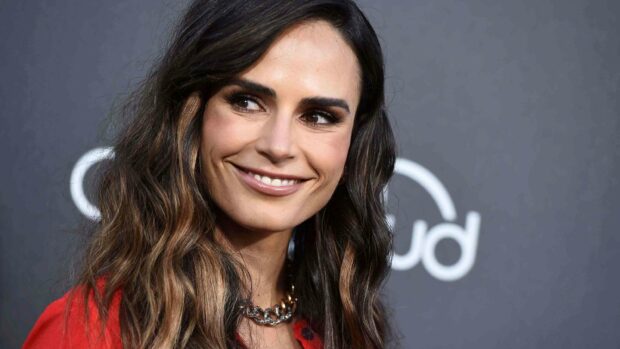 Jordana Brewster smiles with wavy hair and a red outfit during an event, 2K Desktop Wallpaper