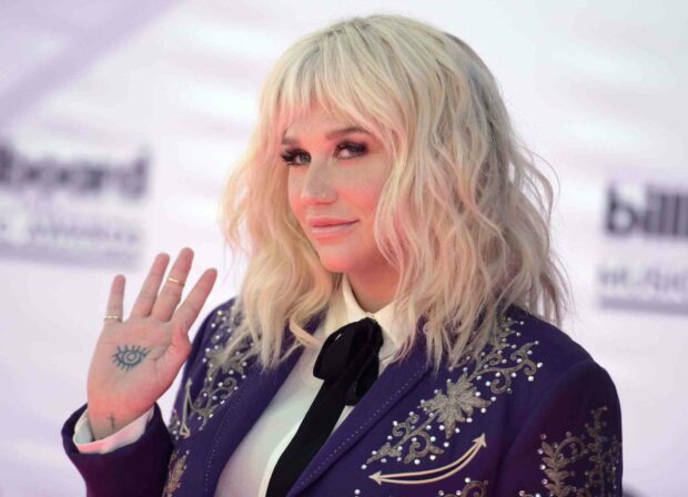 A close up image of Kesha showing her hand tattoo while smiling, HD Desktop Wallpaper