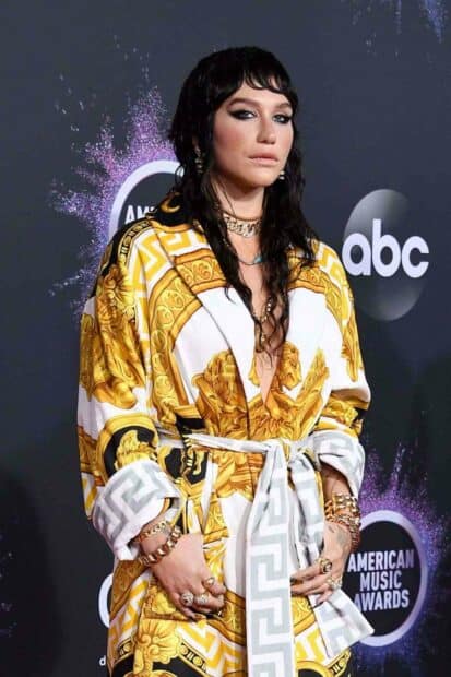 Kesha wears a golden patterned outfit with layered jewelry at the American Music Awards event, HD Mobile Wallpaper