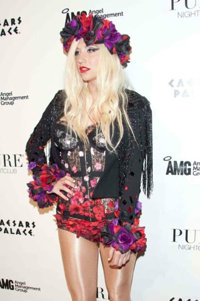Kesha wears a colorful flower crown and a detailed lace outfit decorated with red and purple flowers, 2K Desktop Wallpaper