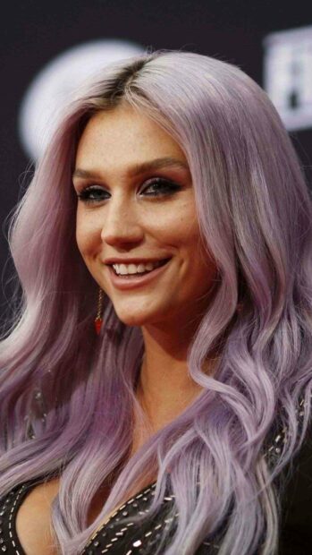 Kesha smiles brightly with long lavender hair and striking makeup, HD Mobile Wallpaper