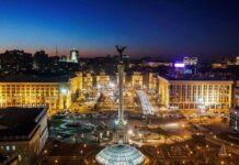 This image showcases the Independence Monument and surrounding buildings in Kiev during the night with clear skies, HD Desktop Wallpaper