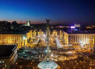 This image showcases the Independence Monument and surrounding buildings in Kiev during the night with clear skies, HD Desktop Wallpaper