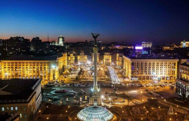 This image showcases the Independence Monument and surrounding buildings in Kiev during the night with clear skies, HD Desktop Wallpaper
