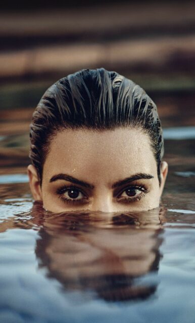Kim Kardashian Close Up In Water Reflective Artistic Wallpaper
