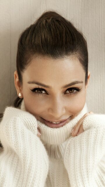 Kim Kardashian Close Up Portrait In Cozy White Sweater Perfect Wallpapers