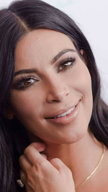 Kim Kardashian Close Up Portrait Wallpaper With Natural Makeup And Gentle Smile