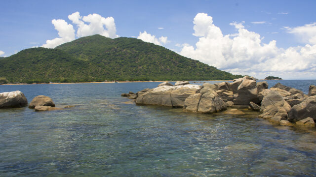 Lake Malawi Natural Beauty Serene Rocky Shores Wallpaper