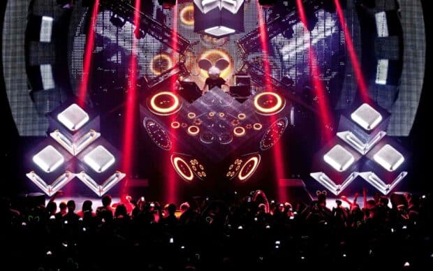The concert stage features vibrant lights and a crowd enjoying the concert, 2K Desktop Wallpaper