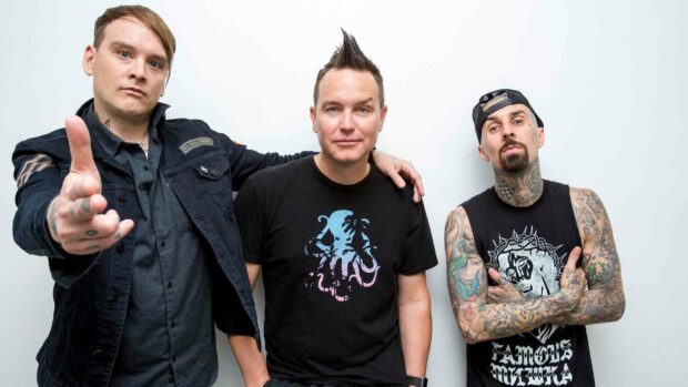 Mark Hoppus stands with two band members against a white background, 2K Desktop Wallpaper