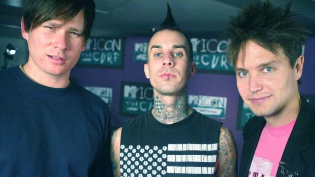 Mark Hoppus and his bandmates posing in a casual setting, HD Desktop Wallpaper