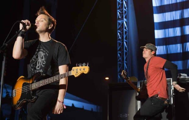 Mark Hoppus is singing and playing bass guitar during a concert, HD Desktop Wallpaper