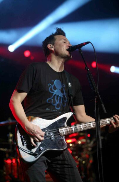 Mark Hoppus is playing bass guitar and singing into a microphone during a live concert, HD Mobile Wallpaper