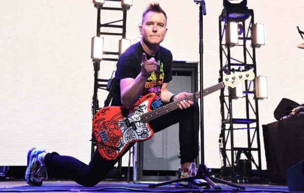 Mark Hoppus is performing on stage while playing bass guitar, HD Desktop Wallpaper