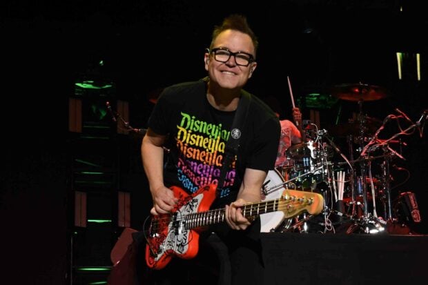 Mark Hoppus playing electric bass guitar during a live performance, 2K Desktop Wallpaper