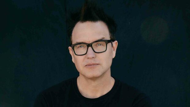 Mark Hoppus with black frame glasses and spiked hair looking straight, HD Desktop Wallpaper