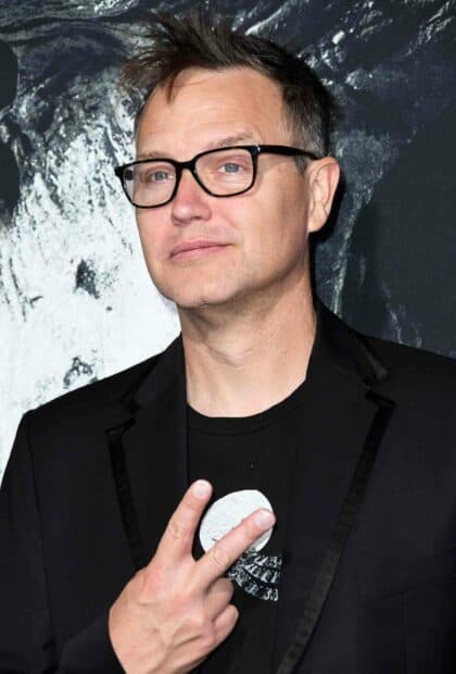 Mark Hoppus shows a peace sign while posing in a black jacket and glasses, HD Mobile Wallpaper