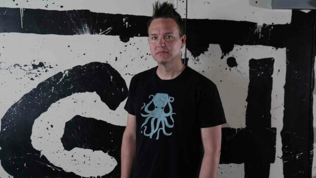 Mark Hoppus stands in front of a black and white painted wall wearing a black t shirt, HD Desktop Wallpaper
