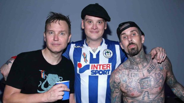 Mark Hoppus stands with two friends posing together, HD Desktop Wallpaper