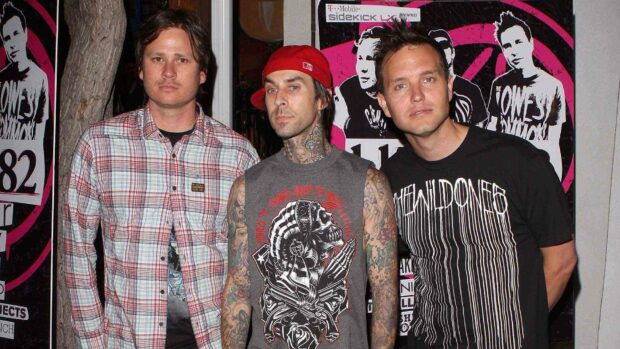 Mark Hoppus and his bandmates pose in front of band posters, HD Desktop Wallpaper