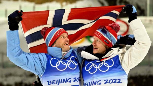 Two athletes hold a Norway flag at Beijing 2022 Olympics event, HD Desktop Wallpaper