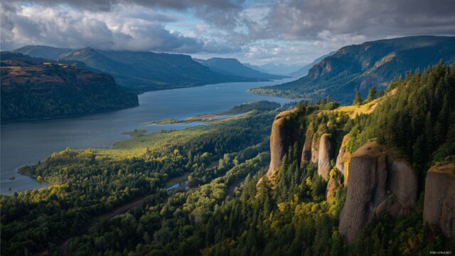 Oregon Wallpaper HD Free Download, The Historic Columbia River Gorge Surrounded By Breathtaking Cliffs And Lush Greenery In Early Morning Light
