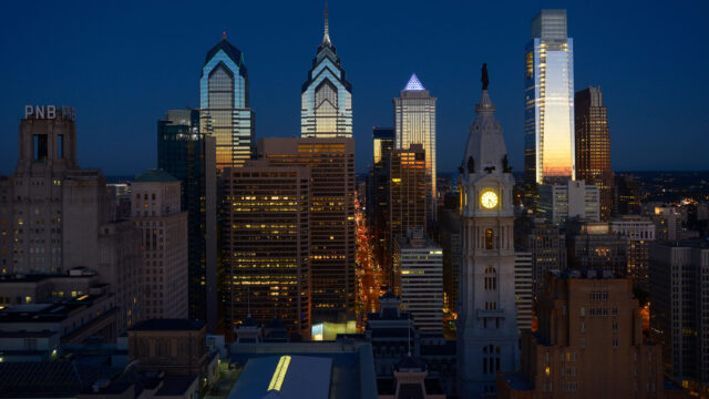 Philadelphia Skyline Wallpaper 2K Desktop, Philadelphia Skyline At Dusk With Illuminated City Hall And Skyscrapers Reflecting Sunset