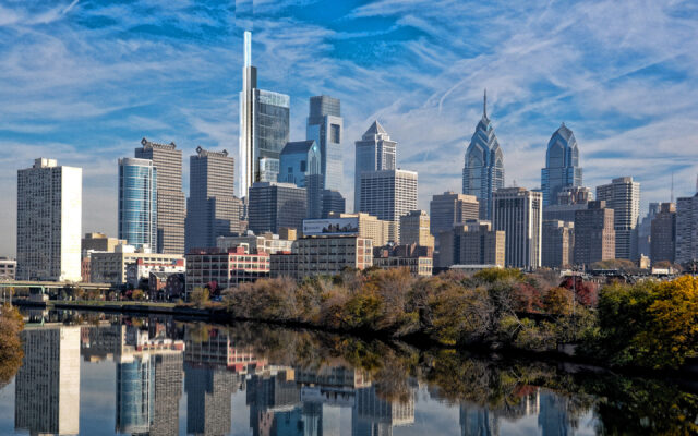 Philadelphia Skyline Wallpaper 2K Desktop, Philadelphia Skyline Reflected On River With Clear Blue Sky And Autumn Trees