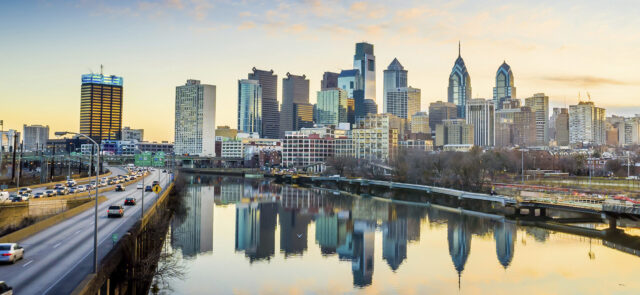 Philadelphia Skyline Wallpaper 2K Desktop, Philadelphia Skyline Reflection Over River At Sunset With Urban Traffic