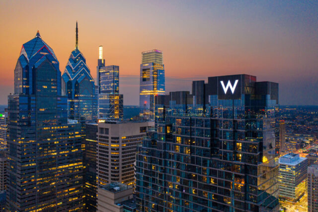 Philadelphia Skyline Wallpaper 2K Desktop, Philadelphia Skyline At Sunset With Iconic Skyscrapers And City Lights Illuminated